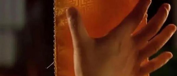 甄嬛传最后皇上为什么要拉那个带子