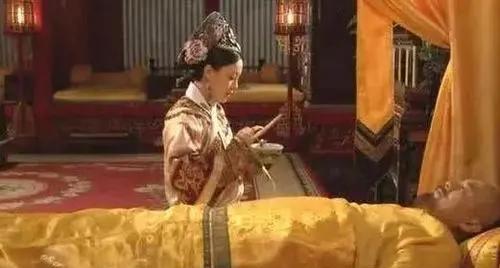 甄嬛传最后皇上为什么要拉那个带子
