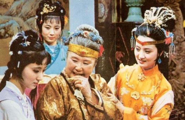 黛玉临终前为什么李纨在场