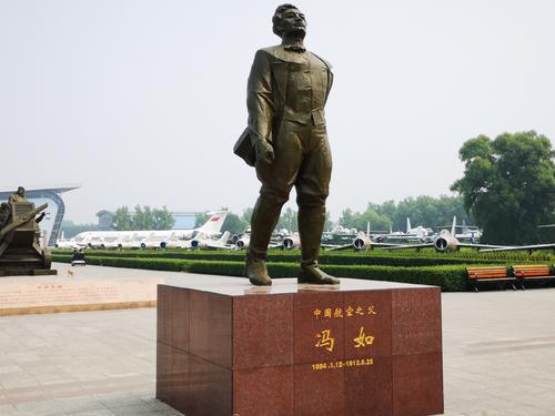 中国第一架飞机是谁发明的