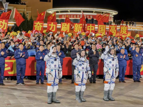 一套宇航服多重