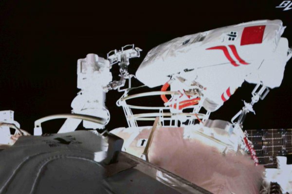 一套宇航服多重