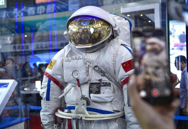 一套宇航服多重