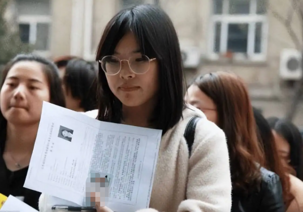 报到证是学校统一发吗