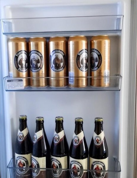 家里冰箱里的啤酒图片图片
