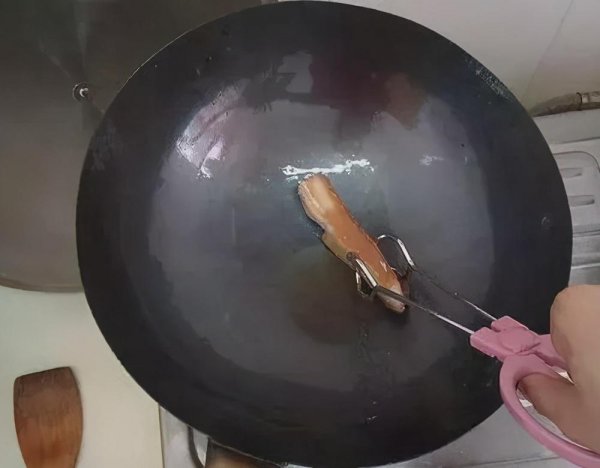 铁锅开锅的最佳方法