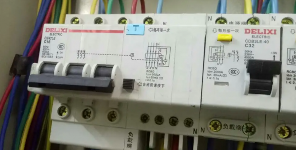 家里跳闸了怎么恢复按哪个开关