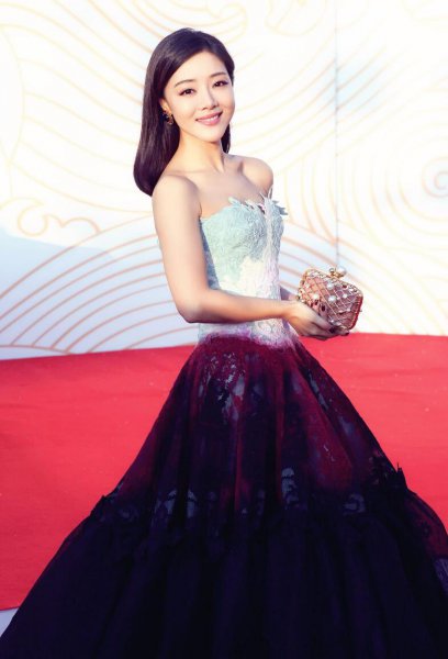 五一参加婚礼穿什么衣服女人