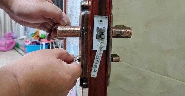 卧室门反锁了没有钥匙怎么（K-S）技巧图解