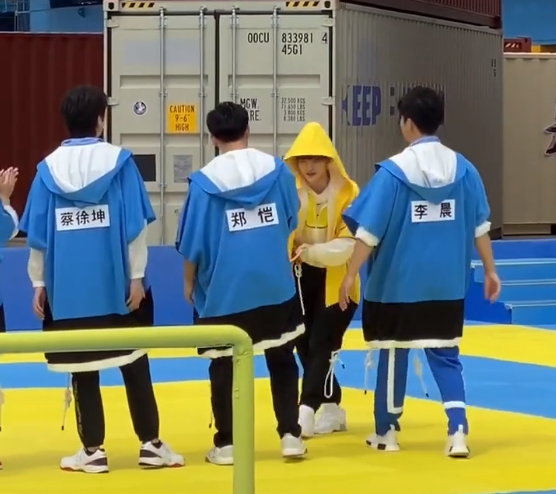 R1SE男团队长周震南多高