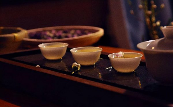 茶桌主人面向哪个方向摆放