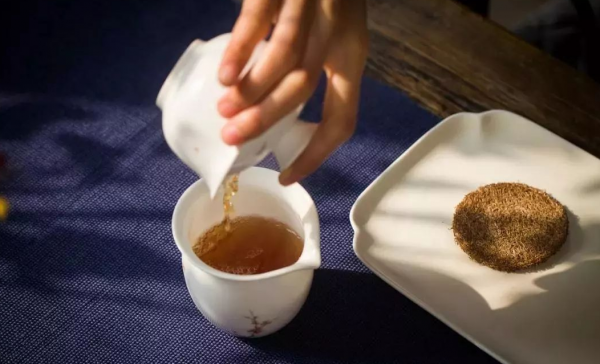 茶桌主人面向哪个方向摆放