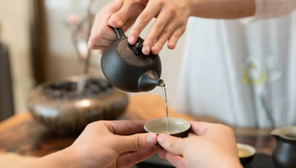 茶桌主人面向哪个方向摆放