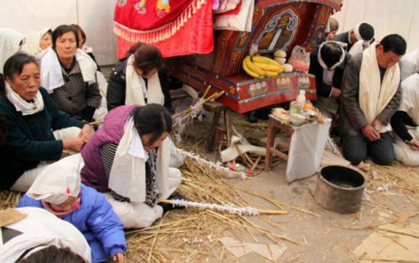 老人过世家人守灵要注意什么