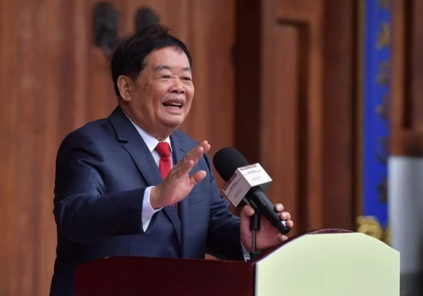 曹德旺是靠谁发家的