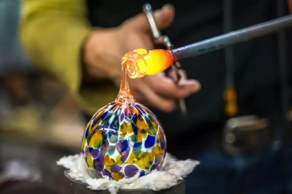 曹德旺是靠谁发家的