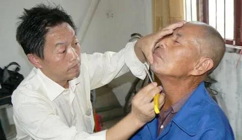 父在不留须母在不庆生什么意思