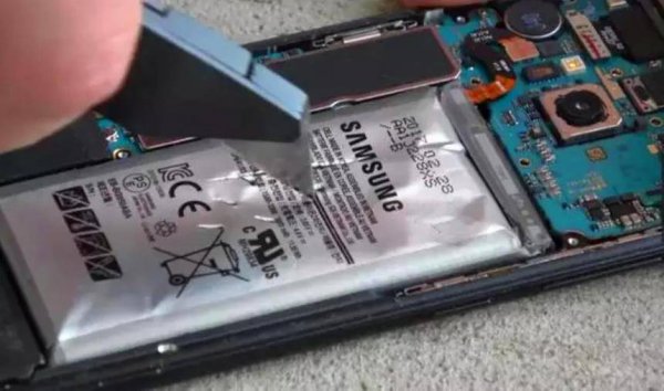 手机电池鼓包了还能用吗