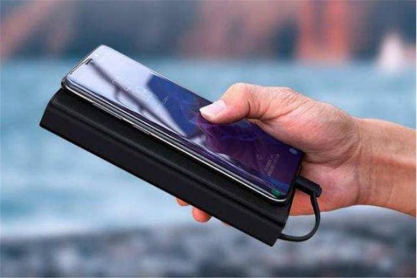 手机电池鼓包了还能用吗