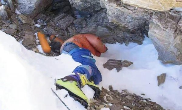 珠峰睡美人和席地而坐者无人敢动