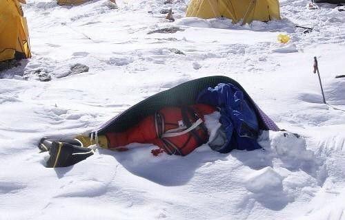 珠峰睡美人和席地而坐者无人敢动