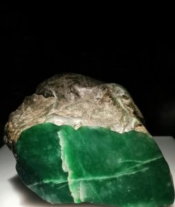 怎样挑翡翠原石毛料 如何分辨翡翠真假最简单的方法