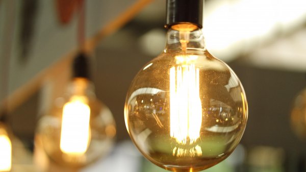 第一个发明电灯的是谁