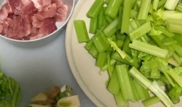 为什么肉一放下去就粘锅