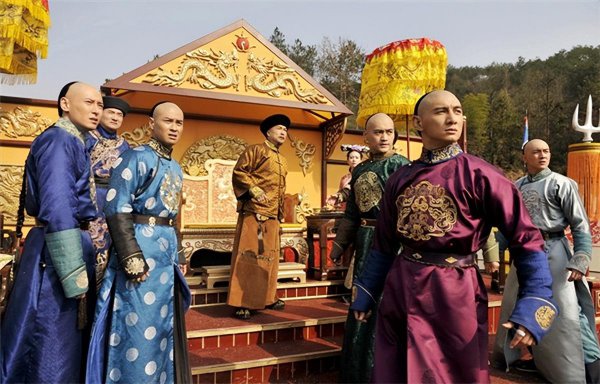 雍正多少岁登基做皇上的