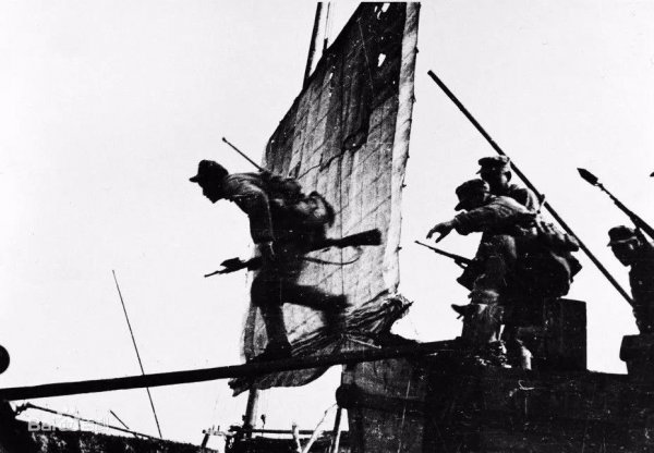 中国海军成立于哪一年