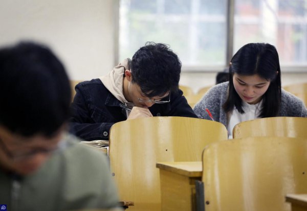 现在供一个大学生一年多少钱