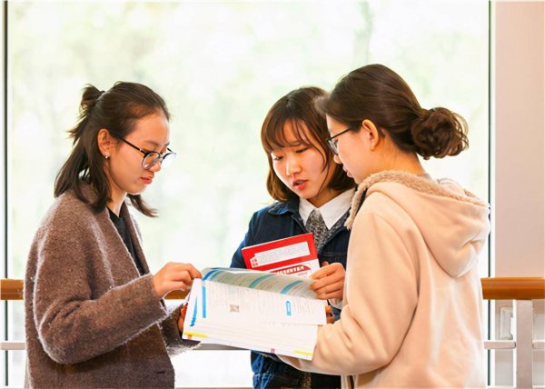 现在供一个大学生一年多少钱
