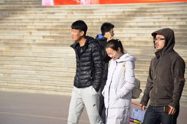 现在供一个大学生一年多少钱