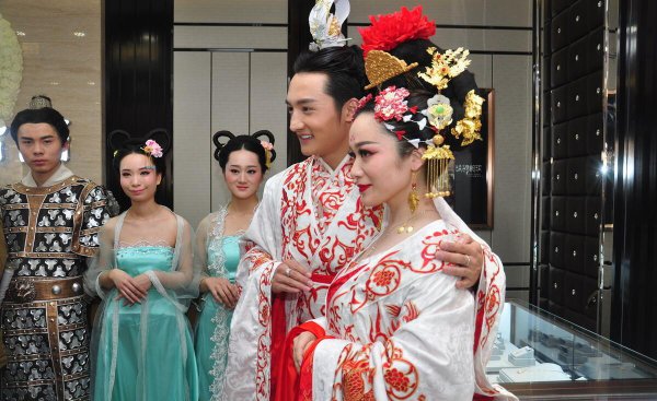 武则天最后把皇位让给了哪个儿子