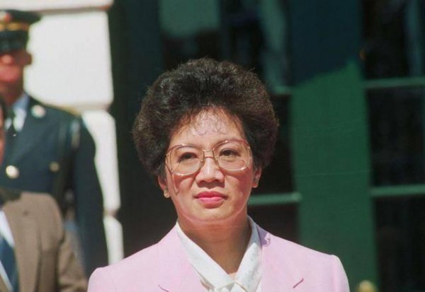 菲律宾首位女总统阿基诺夫人简介