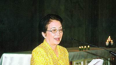 菲律宾首位女总统阿基诺夫人简介