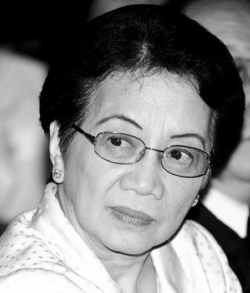 菲律宾首位女总统阿基诺夫人简介