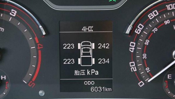 四个轮胎胎压不一样正常吗