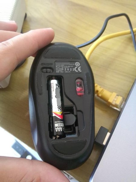 为什么鼠标突然没反应了底下红灯亮