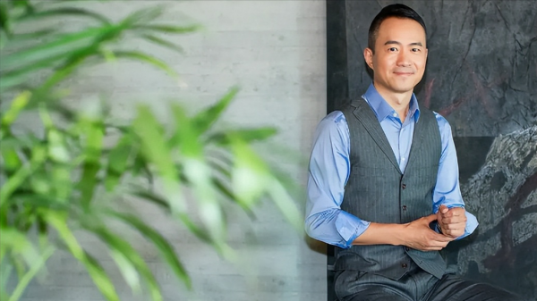 元央视主持邱启明个人简历