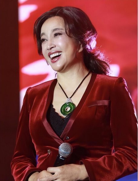 演的武则天的刘晓庆多少岁数