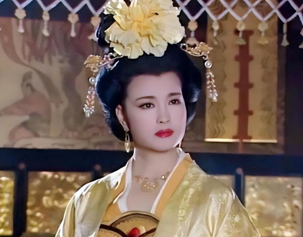 演的武则天的刘晓庆多少岁数