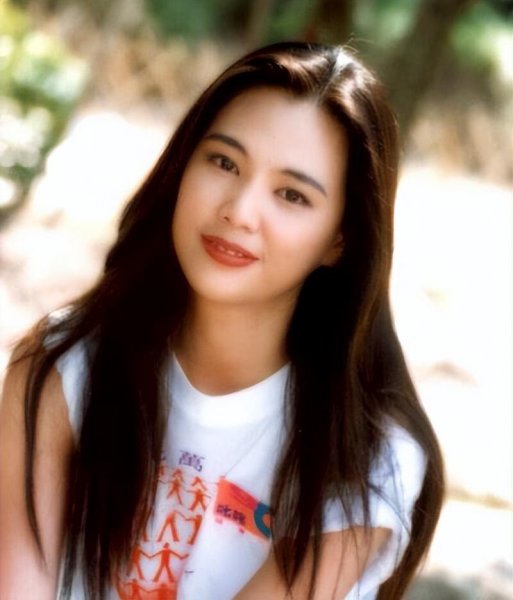 王羽的女儿王馨平个人简介