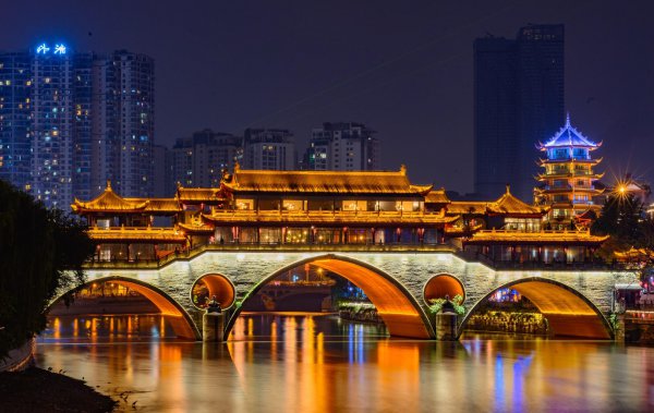 刘备在哪里继承皇位