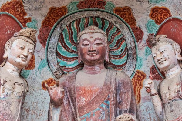 被誉为东方塑像馆的是什么石窟