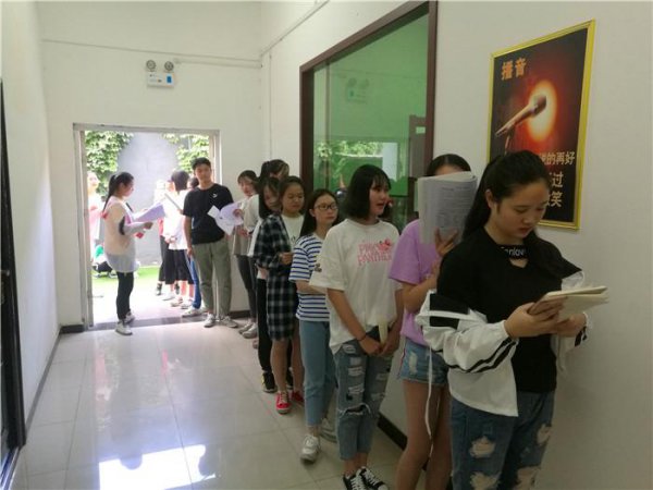 高二学编导烧钱吗