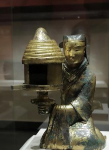 长信宫灯是哪个朝代的艺术品 从西汉启程带来的光明