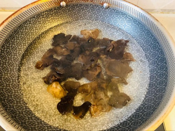 炒木耳前需要用水焯几分钟