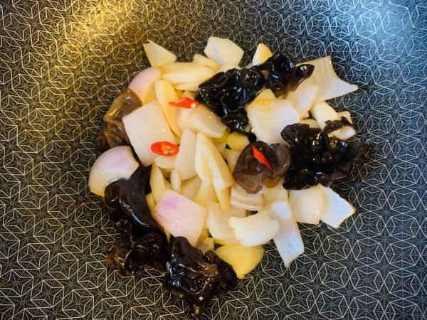 炒木耳前需要用水焯几分钟