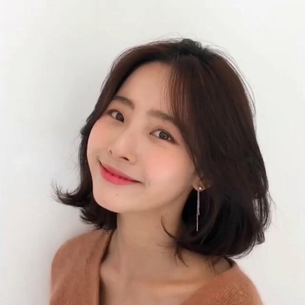 脸大的女生适合什么发型图片